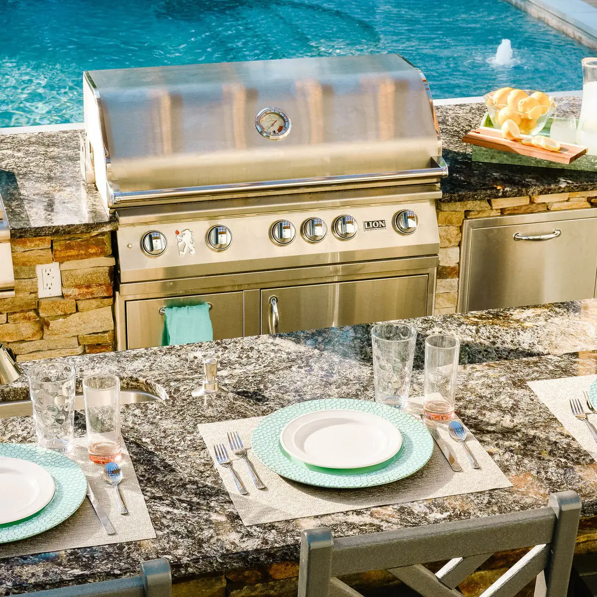 Outdoor grill island with granite countertop and itable